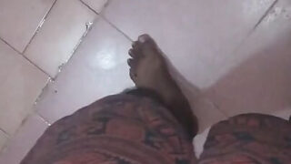 放尿, デジ, チンポ, バスルーム, 筋肉 &#8211; 素人の若い男が巨根でアナルファックされる自家製クリップ