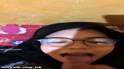 Jilbab kacamata crott di mulut
