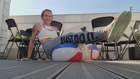SPORT LEGGINGS BEACH BALL RIDING – BOOTY BOUNCING & SCISSOR POPPING