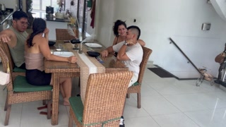 EL MEJOR AMIGO DE MI NOVIO ME ATRAE Y ME LO FOLLO EN SU COCINA FRENTE A SU ESPOSA