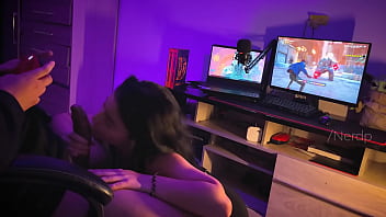 Minha amiga me viu jogando mas ela queria gozada na cara e que eu comesse ela a noite toda