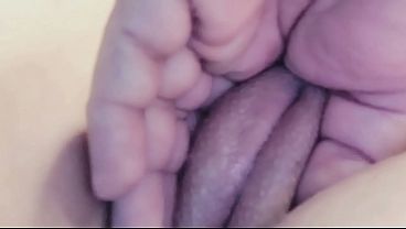 Ruiva MILF deliciosa ensinando como dar prazer chupando mamilos masculinos