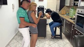 Mi Amigo me Presto a su Novia para Bailar Pero se me Levanto la Polla cuando Empez&oacute_ a Frotarme su culo al Frente de su Novio