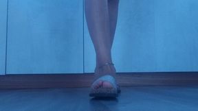 walking at home and the chalcleta comes off