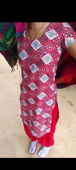 Ghar me jakar kiss kiya bhabhi Ko gao ke ladke ne