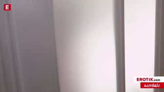 Sexy chick Alyssia Kent spreads her tiny pussy for some dick! (GERMAN)