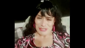 Mar&iacute_ca estimula su culo