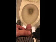 【朝の日課】短小から流れ出るおしっこ!小さい?小さくない?