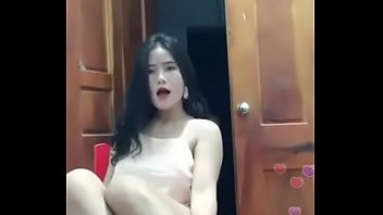 Em Huyền Uplive v&aacute_y ngắn lộ mu