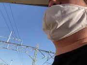 五反野駅で電車を見送る男
