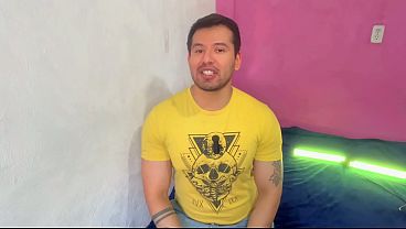 Chacal dotado prela con sus 19.5 cm de verga enorme al vendedor de autos de la agencia! Relato sexual