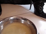 JOI FRANCAIS Ta dominatrice te pisse dans ta gamelle