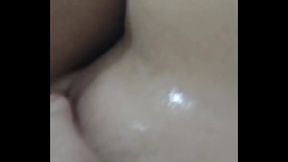 Mulher do corno gozando pelo cuS&oacute_ no cu da mulher do corno