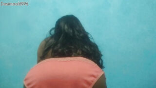 Madrasta trans negra e fogosa se diverte com sexo anal profundo, sexo oral e brincadeiras de se vestir.