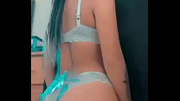 HERMOSA CHICA POSANDO PARA MOSTRAR SU BELLEZA