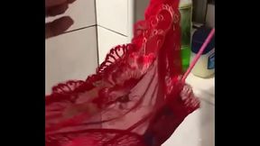 女友美容師很騷 內褲故意曬在浴室,都給客人欣賞打手槍