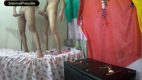 sabrina prezotte fazendo uma brincadeira de carnaval com amigo