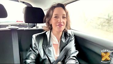 Lena, belle brune tatou&eacute_e, avale de la queue