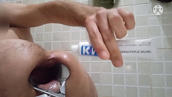 Socou a m&atilde_o com o especulo no rabo