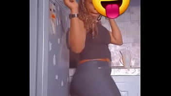 N&igrave_cky danse avant de baiser