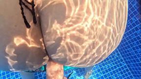 SEXO EN EL AGUA CON NALGONA SORPRENDIDA MASTURBANDOSE EN LA PISCINA