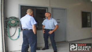 Para pria bertubuh besar dan kekar bergantian menghisap penis sebelum melakukan hubungan seks anal dalam threesome.