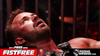 Pria jantan bertubuh kekar dengan penis besar, Jax Thirio, meniduri Bruce Jones tanpa kondom dan memasukkan tinju ke lubang anusnya yang lapar.