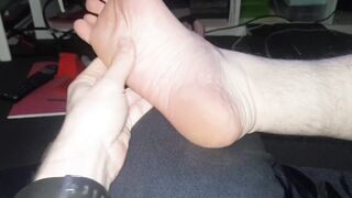 Eviltwinks gives a steamy foot rubdown and a creamy load