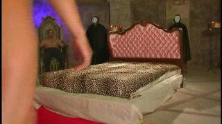 ブロンドの痴女ステイシー・シルバーとリア・デ・メイが、フェラチオ、ダブル挿入、アナルファックで熱い4Pを繰り広げる