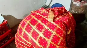 Een hete Indiase tante gaat naakt met de zoon van haar buurVRouw.