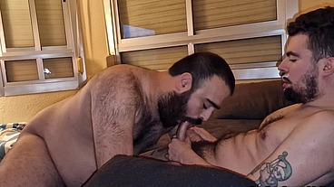 Le doy de mamar a mi novio hasta correrme en su boca y le follo el culo