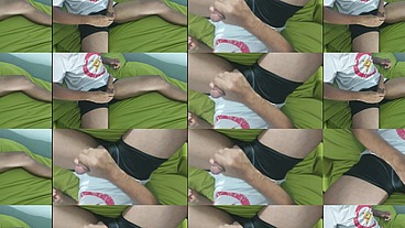 Batendo punheta e gozando gostoso