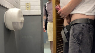 Offentlige udendørs optagelser af unge europæiske amatører: stor pik deepthroat blowjob, der fører til intens anal hamring