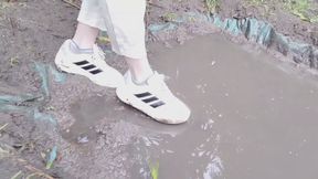 Sneaker dirty water play