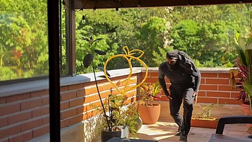 Thief gets a jackpot!!! MILF offered ANAL sex for not be stoled - Salome Gil