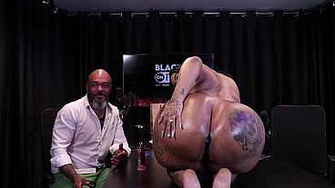 Safada fica pelada, mostra a buceta e rebola sua enorme bunda, enfiando o plug no cu depois de falar que gosta de sua tatuagem no pescoço - Marcelly Melo (WATCH ON: SHEER/RED)