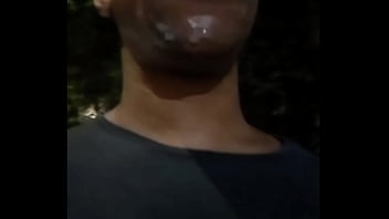 A cara toda gozada andando na rua