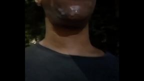 A cara toda gozada andando na rua