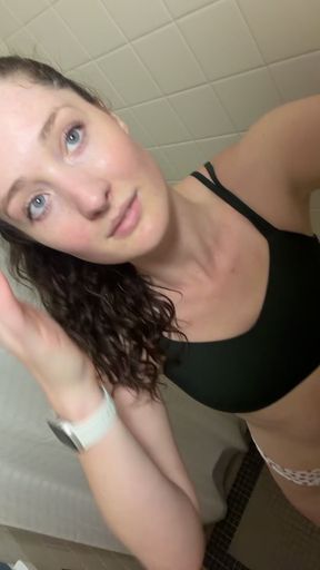 Amateur onlyfan shows off her tits