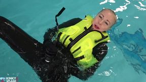 Neoprene Lust: Inflatable Snorkel Vest Pleasure in the Pool - WMV