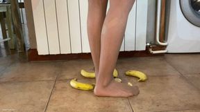 PANTYHOSE FEET CRUSH BANANA - MP4 Mobile Version