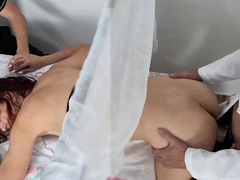 Ginecologista da esposa com o marido corno presencia a