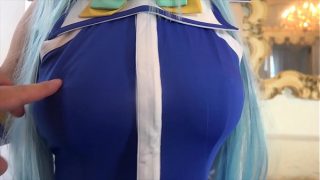 La cosplayer giapponese di Konosuba Aqua ama cavalcare il cazzo e farsi scopare le tette