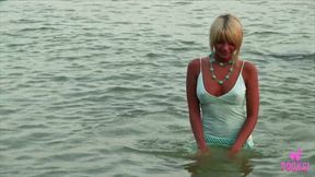 Beach beauty Arya rubs her sugar snatch until she cums!