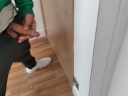MASTURBA su ENORME y JUGOSA POLLA frente al ESPEJO