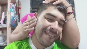 Juego con sus orejas y se que lo disfruta.