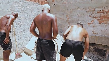 Trabalhando na obra com um amigo e o encarregado tava todo cheio de graça. Safado pra pagar nossa diária exigiu que a gente fudesse ele. - Completo