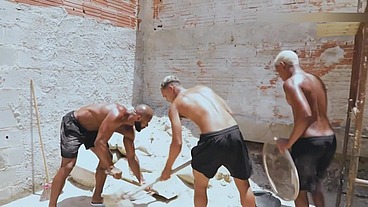 Trabalhando na obra com um amigo e o encarregado tava todo cheio de graça. Safado pra pagar nossa diária exigiu que a gente fudesse ele. - Completo