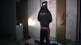 Kesenangan antar ras di luar ruangan: Para pria muda Prancis menghisap penis pria kulit hitam, lalu pantat mereka ditusuk tanpa kondom dan dipenuhi sperma.