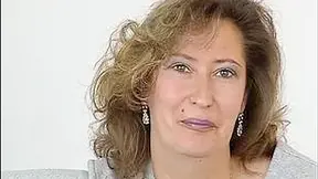 Reife Emma Macht Es Sich Auf Der Dildocouch Bis Zum Hoehepunkt